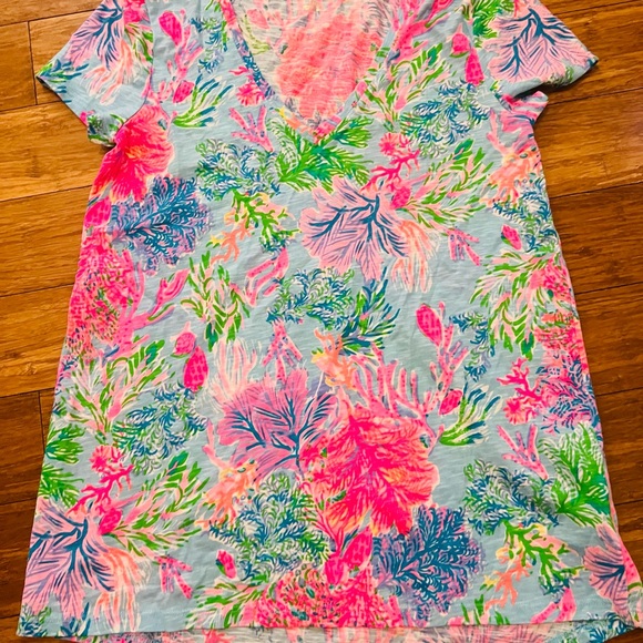 NWT Lilly Pulitzer Colorful Floral V-Neck T-Shirt - Picture 2 of 3